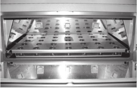 图3 平板式加速老化试验箱中的水收集装置