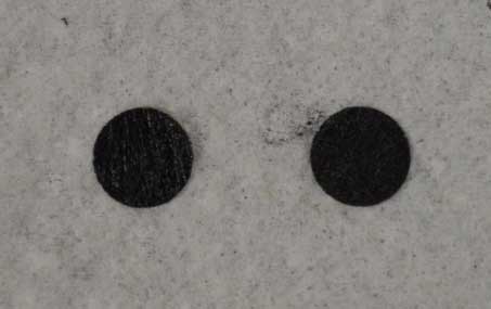 图1 两片直径8mm的氧化锰包覆的碳纳米泡沫圆盘.png