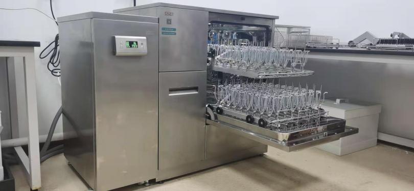 药厂实验员轻松应对清洗难题：全自动实验室洗瓶机