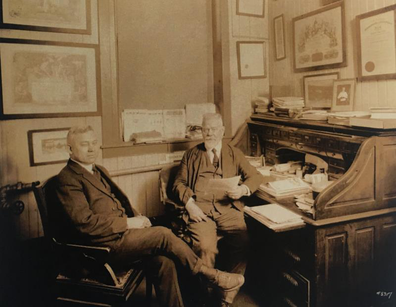 老板办公室（图片上为Tinius Olsen和他的儿子Thorsten Yhlen Olsen）.png