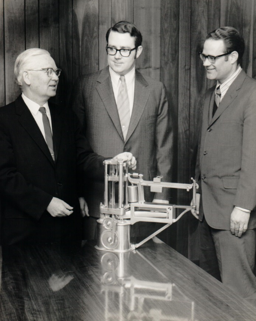 图片为1980年Tinius Olsen II、John A Millane以及C. Robert Tait Jr.共同庆祝Tinius Olsen公司成立100周年.png