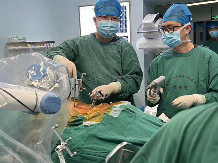 普爱骨科手术机器人辅助手术场景