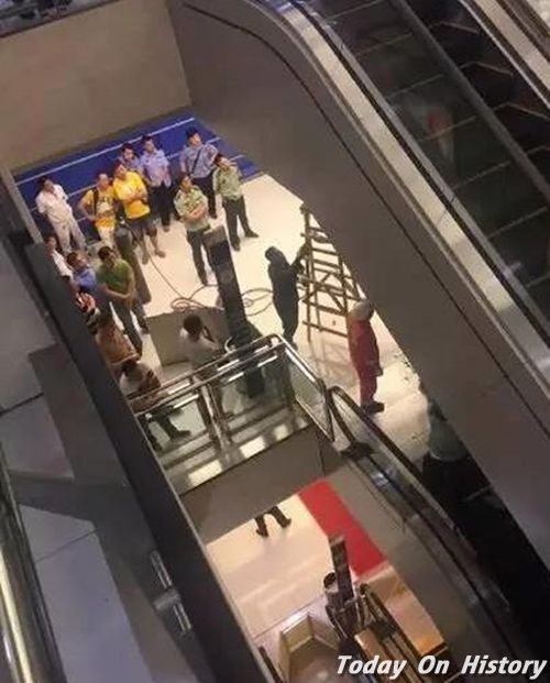 湖北荆州发生电梯"吃人"事件